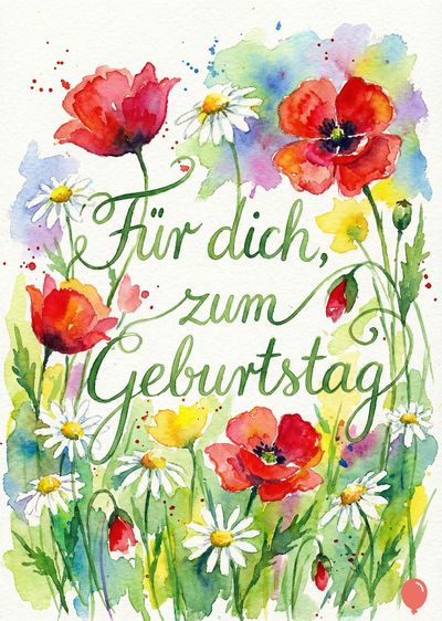 Aquarellartige Komposition mit Blumen und einem Schriftzug. Rote Mohnblüten, gelbe Narzissen und Gänseblümchen sind dargestellt. Der grüne geschwungene Schriftzug lautet: «Für dich, zum Geburtstag». Farbspritzer in Blau, Gelb und Rot.