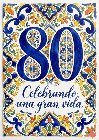 Tarjeta de felicitación con un estilo decorativo. Se observan los números «80» en azul sobre un diseño de azulejos con detalles florales en amarillo, naranja, verde y azul. La leyenda «Celebrando una gran vida» en caligrafía.