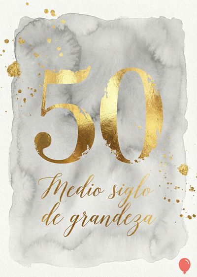 Tarjeta con los números «50» dorados sobre mancha gris acuarela. Debajo, caligrafía dorada dice «Medio siglo de grandeza». Salpicaduras doradas y un pequeño globo rojo.