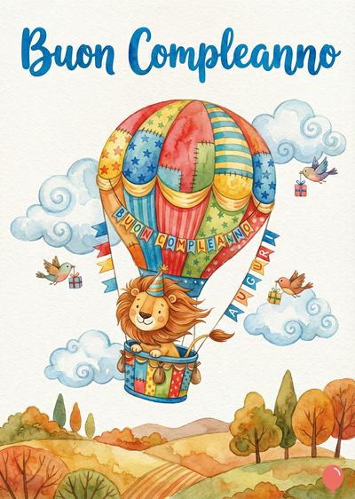 Mongolfiera multicolore con leone, scritta «Buon Compleanno» e uccelli con regali. Stile acquerello, cielo bianco con nuvole, paesaggio collinare autunnale marrone e verde.