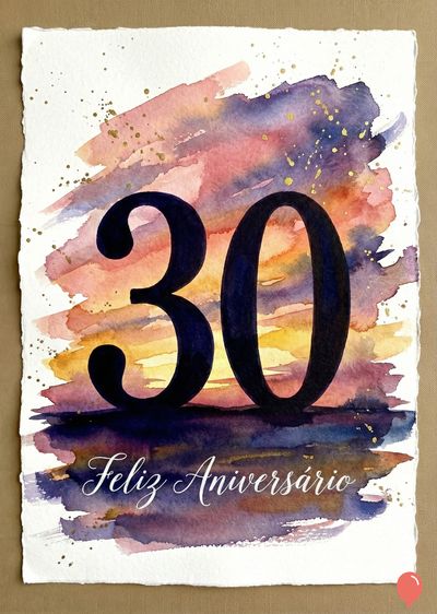 Composição em aquarela com os algarismos «30» em preto e a frase «Feliz Aniversário» em branco. Ocupa uma área pintada com tons de roxo, laranja e dourado.