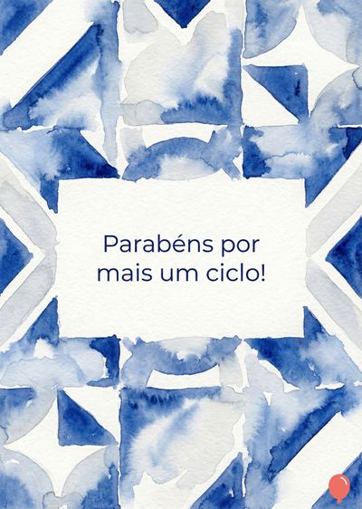 Cartão com aquarela em tons de azul e cinza. Uma área branca central apresenta a frase «Parabéns por mais um ciclo!». Uma bolinha vermelha.
